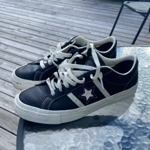 Svarta Converse One Star - Svarta Converse One Stari läder. Använda endast 2-3 gånger, så skicket är väldigt bra, de är bara lite smutsiga. Storlek 41