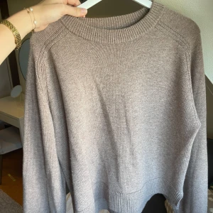 Ulltröja - Perfekt stickad tröja från Nakd i ull och kashmirblandning. Superskön! Använd två gånger så i fint skick. I strl s, men oversized i modellen. Perfekta bruna färgen. Superfin att ha till kjol eller över en klänning!