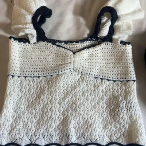 Vit stickad linnetopp med volang - Söt topp stickad topp till sommaren 