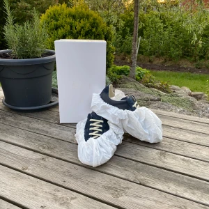 Maison Margiella GATS - Säljer ett par stilrena blå sneakers från Maison Margiela med vita snören och beige sula. Skorna har en klassisk design med rund tå och detaljer i mocka och skinn. Perfekta för dig som vill ha något unikt och snyggt till vardags och nu inför sommaren. Allt OG finns✅Om du undrar något är det bara att fråga, svara så snabbt jag kan😁🙌