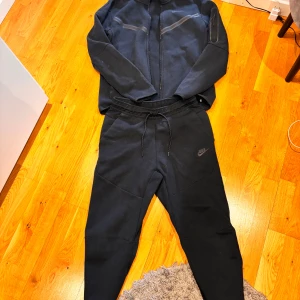 Tech fleece dress  - Storlek s i både tröjan o bysorna 