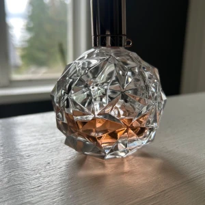 Ari Ariana Grande Parfume  - Säljer min Ariana Grande Ari-parfym. Svårt att uppskatta mängden då det är svårt att se i flaskan men skulle säga att det är  lite mindre än halva kvar. 100ml-flaska. Luktar hur gott som helst men har för många parfymer som jag ej använder! Finns en fluffboll till men den är lite sliten. Vill man ha med den kan jag skicka med den. Går att göra rent den för den som orkar.