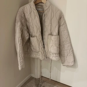 Beige quiltad jacka - Säljer denna super fina beiga jackan från Zara då den inte kommer till användning💞