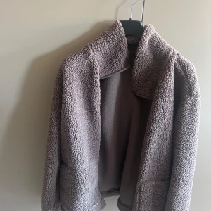 Teddyjacka från 157 - Säljer min omtalade teddy jacka från lager157!! Är en Medium tjej men köpte XL då jag ville att den skulle va lite oversized och tycker den sitter perfekt! 💞  Köptes för 250kr men säljer för 400kr då den är väldigt populär och slutsåld ✊🏼