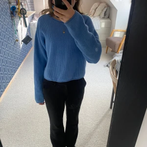 Stickad blå tröja från Uniq Young - Säljer en snygg sticka blå  tröja från Uniq Young. Perfekt för en avslappnad stil. Passar bra till både jeans och kjol. 💙