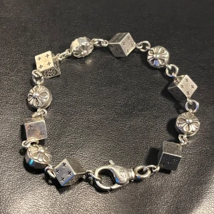 Chrome hearts armband - Tja tja! Jag säljer mitt riktiga fetta CH armband pågrund av att de inte kommer till användning längre. Den köptes av en väns vän. Tveka inte på att ställe frågor vid funderingar och så kan priset såklart diskuteras - Mvh Lucas