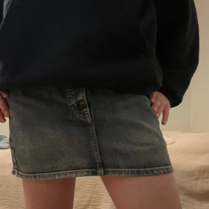 Jeanskjol  - Snygg jeanskjol från H&M  säljer pga att den inte passade så bra på mig 🤗❤️