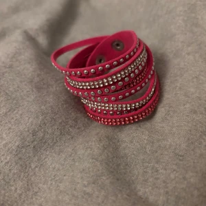Rosa armband med diamanter💗 - Snyggt rosa armband med flera rader av glittrande diamanter. Armbandet har tryckknappar för enkel justering och en trendig design som passar perfekt för att ge lite extra bling till din outfit.🩷🩷