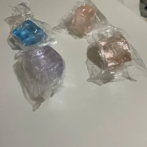 Mochies - Säljer fyra helt nya Mochies i olika färger. De är mjuka och gummiaktiga och kan användas som stressleksaker eller bara vanliga leksaker☺️❤️