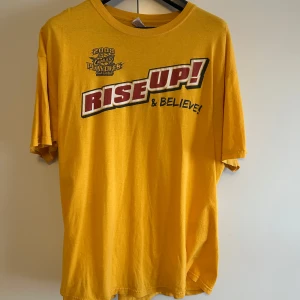 Vintage T-shirt - Vintage Cavs T-shirt i bra skick. Modell på bilden är 186cm