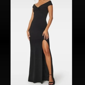 Svart balklänning med slits - Säljer nu min jättefina eleganta svarta balklänning i storlek S, använd en kväll och säljs endast då jag inte kommer ha användning av den mer💕 sitter så fint på och släpar ner till marken även med klackar💕