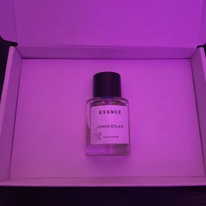 Essence Lemon Eclair Eau de Parfum - Fräsch och uppfriskande parfym med doft av citron. Flaskan är elegant och enkel med en svart kork och genomskinligt glas. Perfekt för den som älskar en lätt och citrusaktig doft. Cirka 40/50 ml kvar!!!