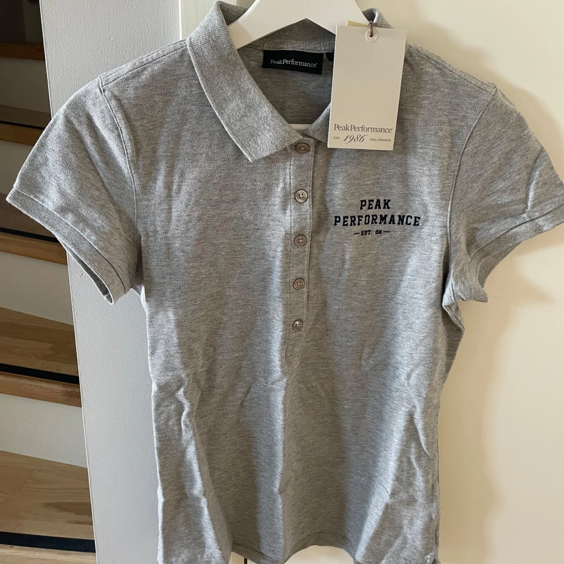 HELT NY Grå pikétröja från Peak Performance