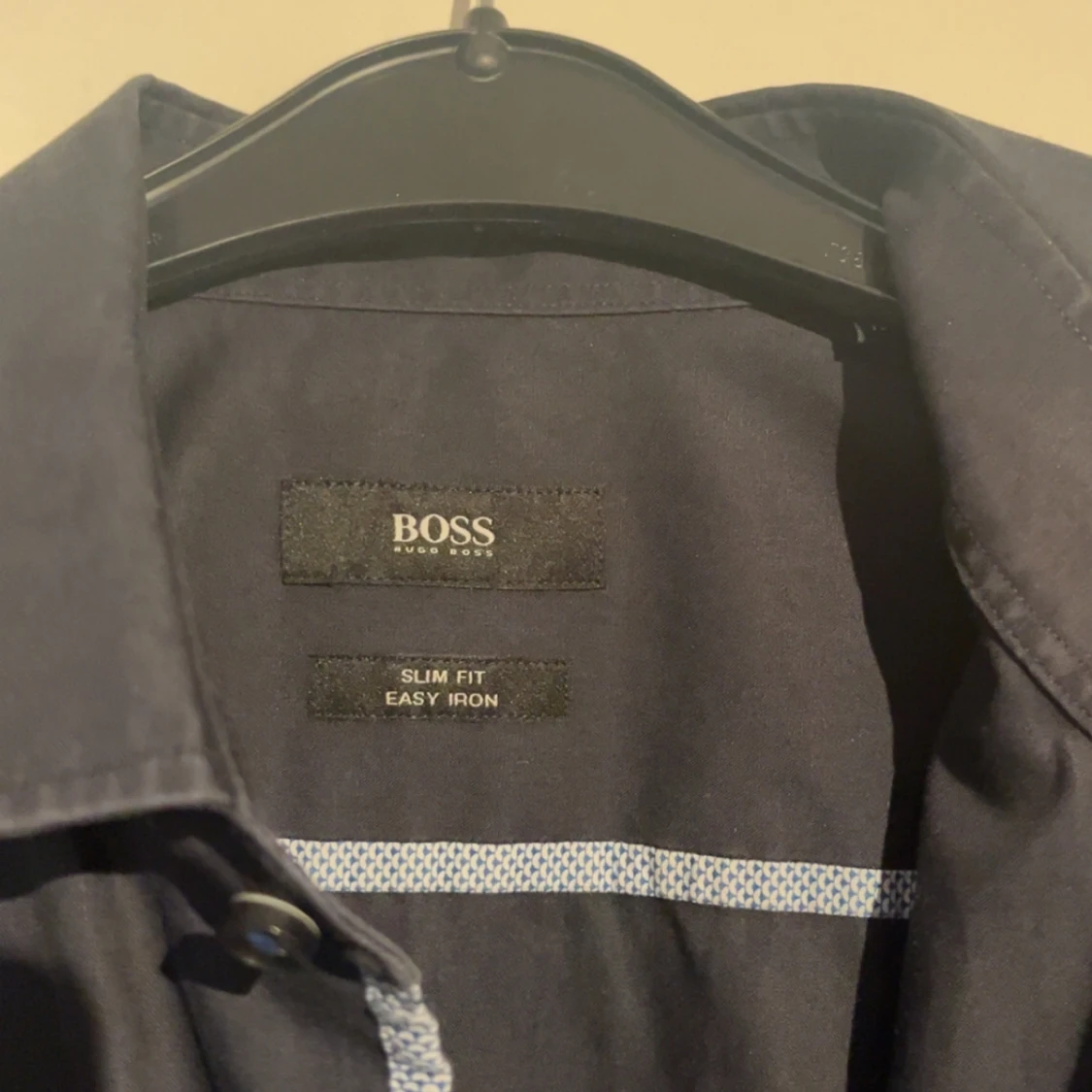 Svart skjorta med knappar - 3