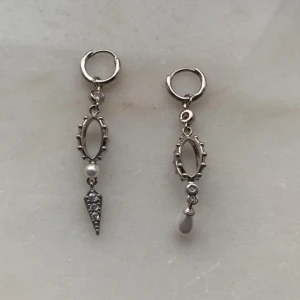 Silverörhängen med pärldetaljer från Ioaku💓 - Använts ett fåtal gånger, jättefint skick!💓 original pris: 599💞