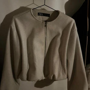 Beige jacka från Zara - Snygg beige/grå jacka från Zara perfekt till våren!💕