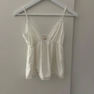 Vit spets linne från Nelly  - Gulligt spets linne från Nelly som har varit jätte populärt och helt slutsålt på deras hemsida. Linnet är i storlek xxs men skulle nog passa någon med xs/s också 💕helt utan defekter