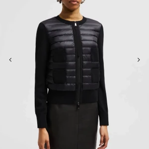 Moncler cardigan - Svart cardigan från Moncler. Mycket bra skick, inga defekter alls skulle jag säga☺️Skriv för fler bilder!!!!(man kan bara ha 5 bilder i annonsen)