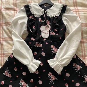 Lilymerry Jiraikei Dress - Så söt långärmad klänning med blomtryck från Lily Merry i storlek Onesize (XS~M) 💗Priset går att diskuteras !
