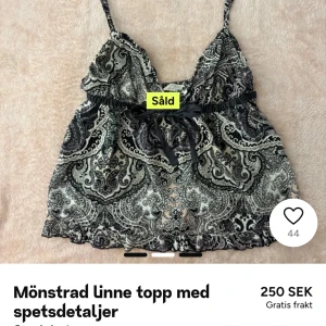 Mönstrad linne topp med spetsdetaljer - Säljer en snygg mönstrad linne topp med spetsdetaljer och knytband i midjan. Toppen har tunna axelband och en volangkant nedtill. Köpt här på plick