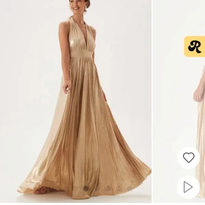 Guldig långklänning med öppen rygg - Säljer en elegant guldig långklänning med öppen rygg och halterneck-design. Klänningen har en vacker glans och ett flytande fall som ger en lyxig känsla. Perfekt för speciella tillfällen. Köpt för 1599. Säljer pga att jag har hittat en annan balklänning💓💓