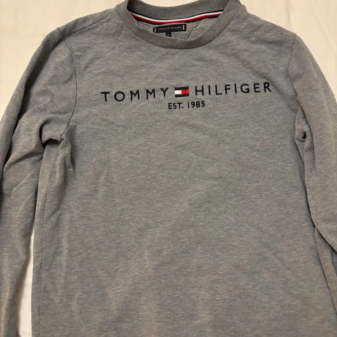 Grå långärmad tröja från Tommy Hilfiger - 1