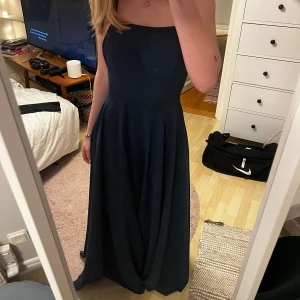 Mörkblå långklänning från JJ's House - Säljer nu min älskade marinblåa balklänning från nians bal. Den är från jjshouse i storlek 34 men går att justera mkt pga att den är korsad med band i ryggen som går att spänna/lösa på hur mkt man vill. Den har en slits och mobil ficka (som underlättade väldigt mkt när man skulle dansa då man kunde ha med mobilen hela tiden) Endast använd en gång, funkar perfekt till nians bal, studenten eller andra mer festliga tillfällen💗skriv om ni har frågor eller vill ha fler bilder  Nypris:800kr