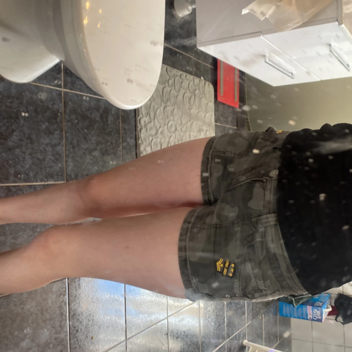 Mini kamouflage shorts med detaljer - 2