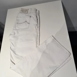 Vita jeans från Jacob Cohen  - Snygga vita jeans från Jacob cohën. Modell: 711. Nypris ligger runt 5000 på dessa på care of Carl. Riktigt snygga unika jeans nu till sommaren. Mitt pris 749kr. Sjävklart äktaÖnskas fler bilder eller om du har någon fråga är det bara att höra av sig😊