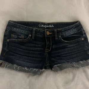 Lågmidjade jeansshorts - !Säljer igen! Lågmidjade jeansshorts som tyvärr är för små för mig💕Nästan aldrig använda! Midjemått tvärts över: 34-35 cm