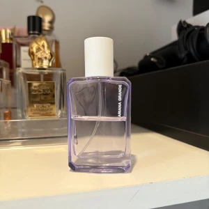 Ariana Grande God is a woman - 30 ml ursprungligen, mängd enligt bild. Saknas det vita fodralet till. 