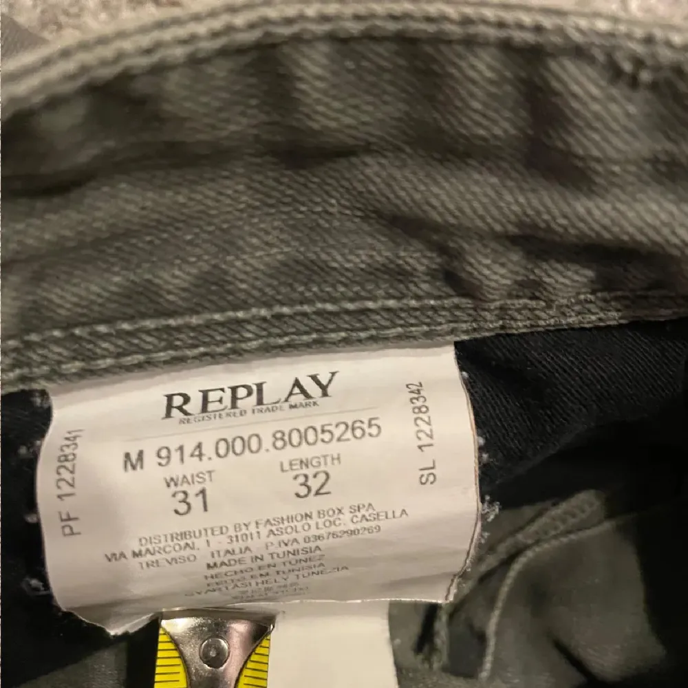 Mått Ytterben: 104 cm Höftbredd: 41 cm Skicket är väldigt fint med inga synliga problem med dem, allt är som det ska vara. Om eventuella frågor eller liknande, kontakta mig!🌟. Farkut & Housut.