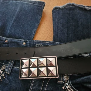 Svart skärp med nitar från Saddler - svart skärp i äkta skinn från Saddler💕