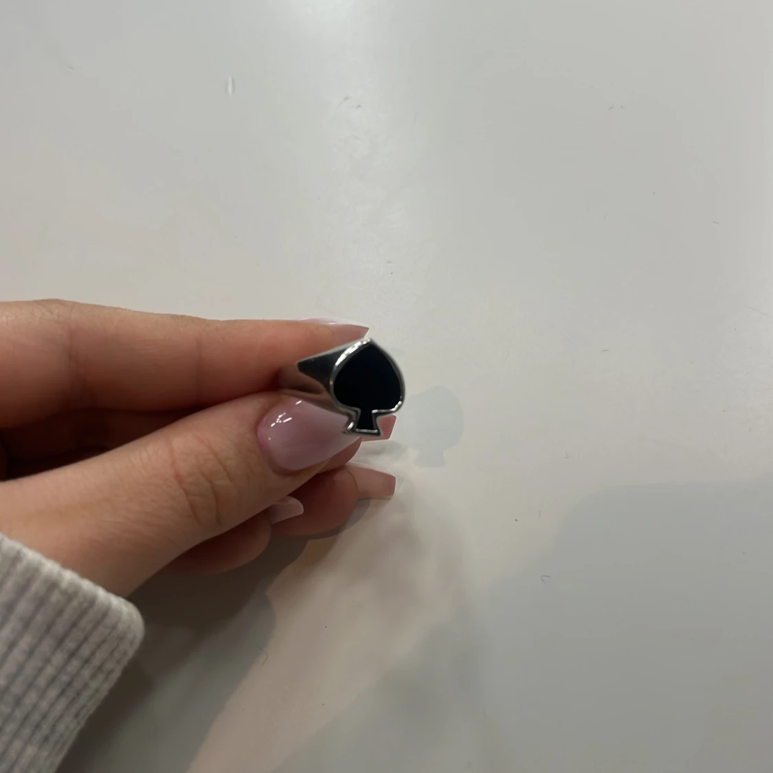 Silverring med svart spadermotiv - 2