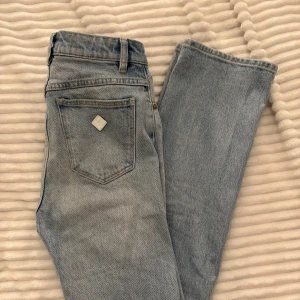 Jeans - Säljer mina A-brand jeans då dom blivit för små, jättefint skick och dom kosta ca 800-1000kr nya❣️står storlek ”23” i dom 