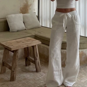 Alobha linnebyxor - Superfina vita Alohba linnebyxor i storlek S. Så fina att ha på sommaren. Dem är använda men med ytterst liten defekt vid snörerna. Skriv om du vill ha fler bilder eller om du har frågor!