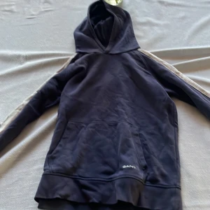 Blå Gant hoddie  - Blå gant hoddie 7/10 skick använt några gånger men köpte från plick av min kompis och han lag ut den för 900kr