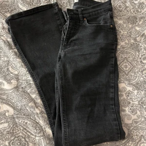 Svarta jeans från gina - Jeans från Gina Tricot som är low waist / mid waist, var svarta från början men blivit ut tvättade så därav är de mörk grå/ tvättad look. För övrigt i bra skick( slitna på baksidan vid fötterna pågrund av att jag trampat på de, är 162cm)