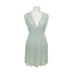 Ljusgrön ärmlös klänning - Snygg ljusgrön klänning med omlott-design och plisserad kjol. Den är ärmlös och har en v-ringad halslinje. Perfekt för sommaren! Från Zara, nyskick