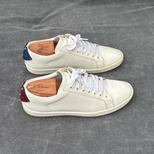 Saint Laurent Paris SL/01 - Saint Laurent Paris ”SL/01” sneakers - Storlek: EU 42.5 - Skick: 8/10 (Bytta skosnören, ej orginala) - OG: Inget- Nypris: 7000kr - Vårt pris: 2500kr - DM för frågor/prisförslag (OBS skoblock ingår ej)