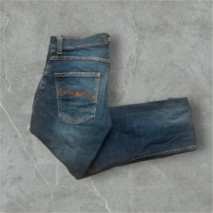 Nudie jeans  - Tja! Säljer nu dessa fina nudie jeansen i blå färg. Använts fåtal gånger och har mycket kvar att ge! Modellen heter from Tim och storleken på jeansen är W30 L28. Passar 175-160 cm. Nypris är 1600 men säljs nu för 499. DM om ni har funderingar!
