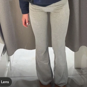 Grå mjukisbyxor - Säljer ett par bekväma grå mjukisbyxor med bootcut-stil. Perfekta för en avslappnad look. Byxorna har en elastisk midja för extra komfort.