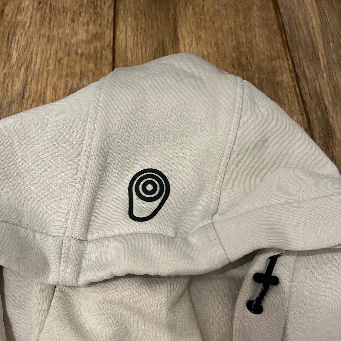 Beige huvtröja från Sail Racing - 3