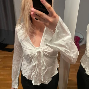 Ny satinblus design by si - Helt ny från design by si med prislapp kvar. Nypris 408 kr. Storlek xs/s. Man får stryka den så blir den slät 🤍🤍