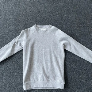 Grå tröja från Pier One - Säljer en stilren grå tröja från Pier One.  Använd fåtal gånger