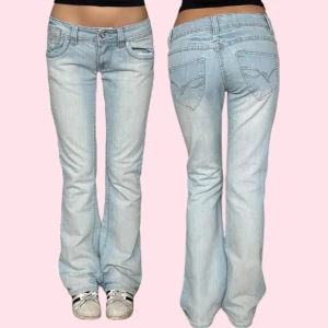 Lågmidjade jeans - Vintage jeans med broderade detaljer på bakfickorna😍😍Midja 38, längd 104(långa i benen), gren 20 och bredd längst ner 24, alltså väldigt lågmidjade och bootcut!! Super snygga och eftertraktade