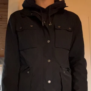 Fieldjacka från Selected Homme - En blå Snygg fieldjacka från Selected.          Skick 9/10 och är storlek M/L. Priset är inte hugget i sten