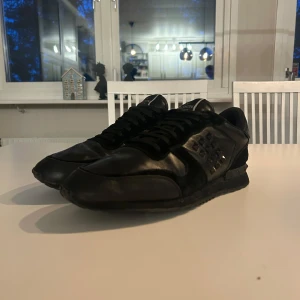 Valentino Rockrunners  - Ett par svarta Valenitno Rockrunners. En nit saknas men annars bra skick. Inget og följer med. Hör av er vid fler frågor. 