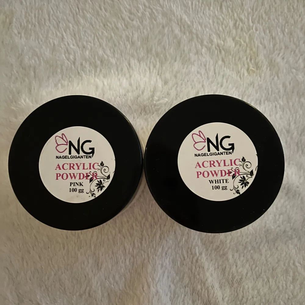 Säljer två burkar akrylpulver i färgerna rosa och vit, samt en flaska luktfri akrylväska från Nagelgiganten. Perfekt för nagelförlängning och design. Pulvret kommer i 100g burkar och vätskan i en 100ml flaska.. Beauty.