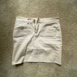 Vit jeanskjol - Supersöt jeanskjol som tyvärr inte kommer till användning❤️❤️